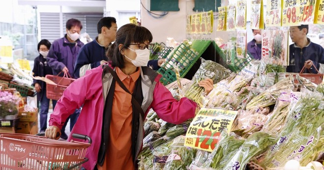 Người tiêu dùng mua sắm tại siêu thị ở Tokyo, Nhật Bản. (Ảnh: Kyodo/TTXVN)