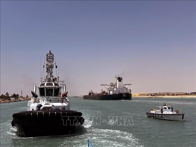 Tàu thuyền di chuyển trên kênh đào Suez của Ai Cập. Ảnh: Nguyễn Tùng/PV TTXVN tại Ai Cập