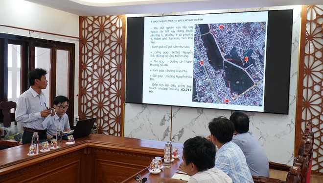 Đơn vị tư vấn báo cáo đề án điều chỉnh Quy hoạch phân khu tỉ lệ 1/2.000 phía bắc đường Trần Phú. Ảnh: Thanh Huy.