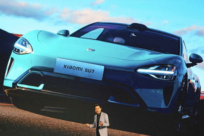 Nhà sáng lập và Giám đốc điều hành Xiaomi, ông Lei Jun, phát biểu tại buổi giới thiệu mẫu xe điện SU7 đầu tiên của tập đoàn này tại Bắc Kinh, Trung Quốc vào cuối tháng 12/2023. Ảnh: Reuters