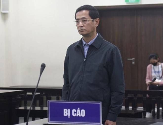 Cựu Giám đốc CDC Hà Nội Trương Quang Việt (bên trái) và bị cáo Lê Minh Tuyến tại tòa.