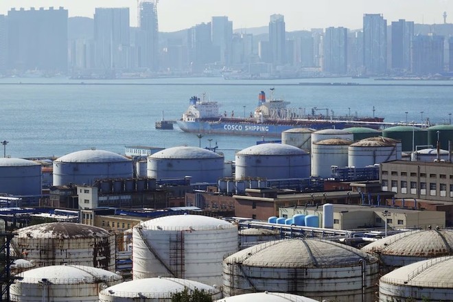 Khu vực thùng chứa dầu của Công ty hóa dầu Đại Liên thuộc Tập đoàn Dầu khí Quốc gia Trung Quốc (CNPC) tại thành phố Đại Liên, tỉnh Liêu Ninh, Trung Quốc. Ảnh: Reuters