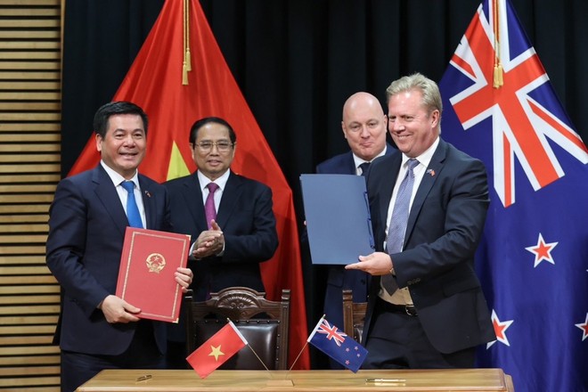 Bộ trưởng Nguyễn Hồng Diên và ông Todd McClay, Bộ trưởng Bộ Ngoại giao, Thương mại New Zealand ký kết Bản thỏa thuận về hợp tác kinh tế, thương mại.