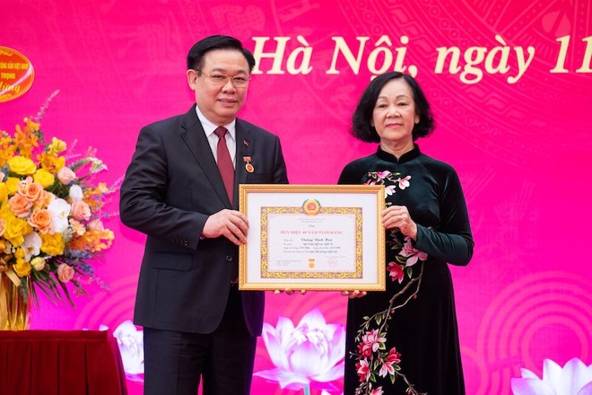 Thường trực Ban Bí thư, Trưởng Ban Tổ chức Trung ương Trương Thị Mai trao Huy hiệu 40 năm tuổi Đảng cho Chủ tịch Quốc hội Vương Đình Huệ.