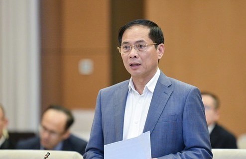Bộ trưởng Bộ Ngoại giao Bùi Thanh Sơn chuẩn bị trả lời chất vấn.