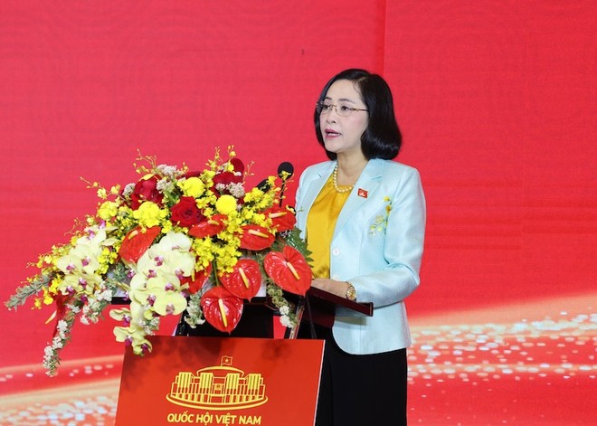 Trưởng ban Công tác đại biểu Nguyễn Thị Thanh báo cáo tại Hội nghị.