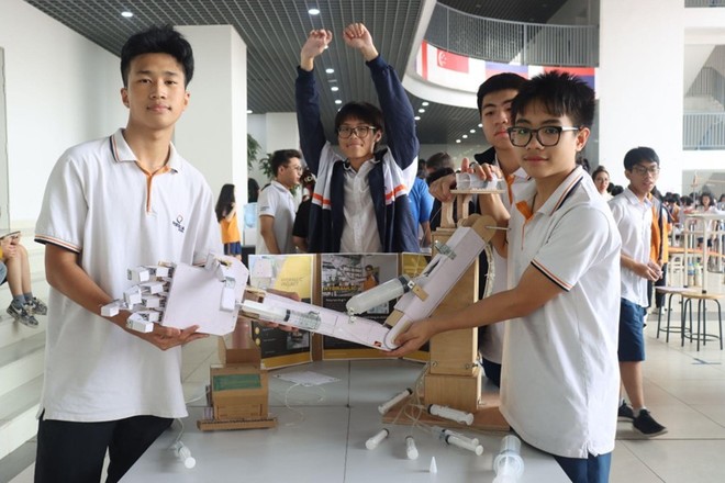  Sản phẩm “Cánh tay Robot thuỷ lực" do các em học sinh Phenikaa School chế tạo 