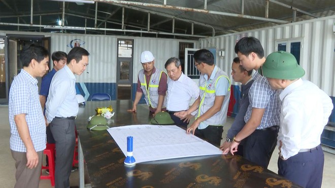 Bí thư Tỉnh ủy Quảng Bình Vũ Đại Thắng (thứ 5 từ phải sang) kiểm tra tiến độ thực hiện dự án.