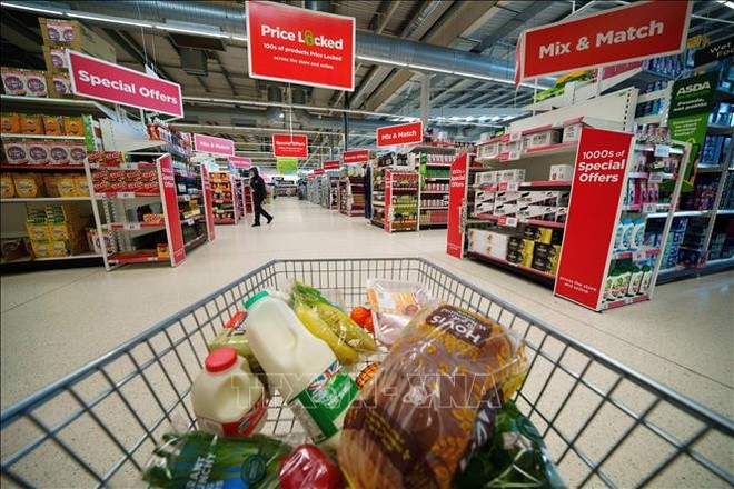Khách hàng mua sắm tại một siêu thị ở Manchester, Anh. Ảnh: THX/TTXVN