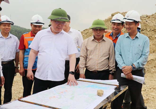 Chủ tịch UBND tỉnh Nghệ An Nguyễn Đức Trung kiểm tra hiện trường dự án. Ảnh: Ngheangov.vn