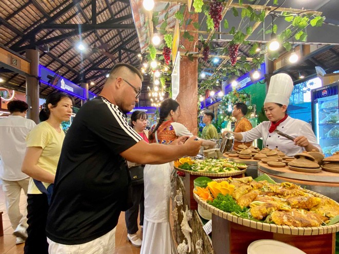 Các khu gian hàng ẩm thực 3 miền thu hút nhiều người dân và du khách.