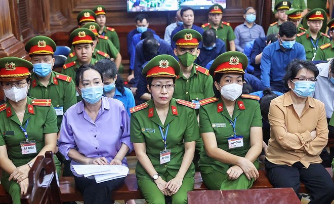 Bị cáo Trương Mỹ Lan (hàng đầu, thứ hai từ trái qua) tại tòa