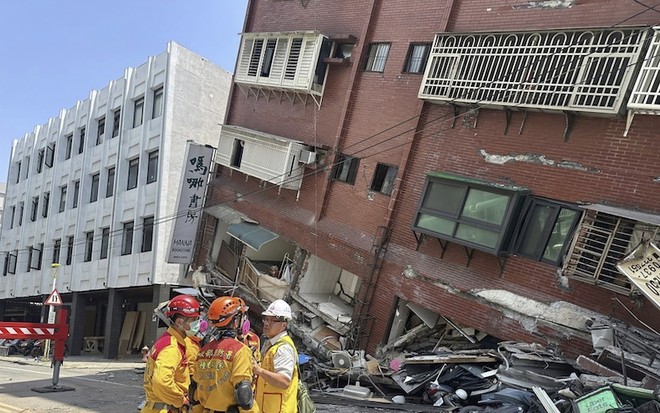 Đội tìm kiếm cứu nạn bên ngoài tòa nhà bị sập một phần ở Hoa Liên, Đài Loan vào ngày 3/4/2024. Ảnh: AP