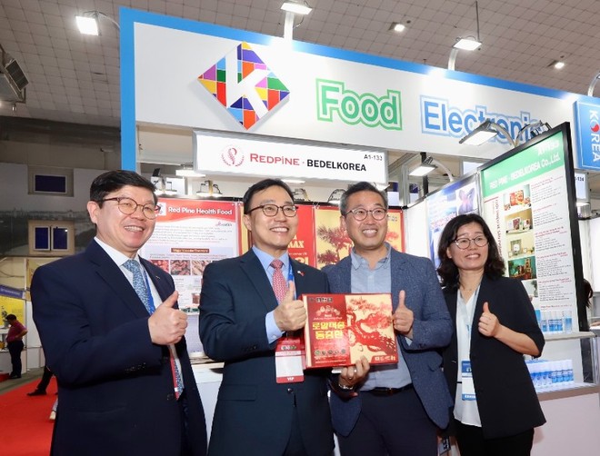 Ông Choi Youngsam, Đại sứ Hàn Quốc tại Việt Nam (thứ hai từ trái sang) ghé thăm gian hàng Hàn Quốc tại Vietnam Expo 2024.