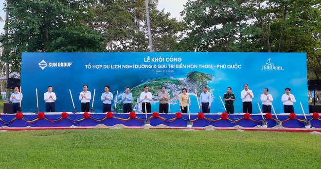 Thủ tướng Chính phủ Phạm Minh Chính và các lãnh đạo bộ,ngành, doanh nghiệp tham dự Lễ khởi công khu nghỉ dưỡng tại Hòn Thơm