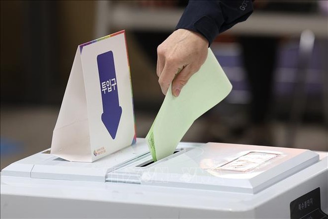 Cử tri Hàn Quốc bỏ phiếu bầu Quốc hội tại điểm bầu cử ở Seoul ngày 10/4/2024. Ảnh: Yonhap/TTXVN