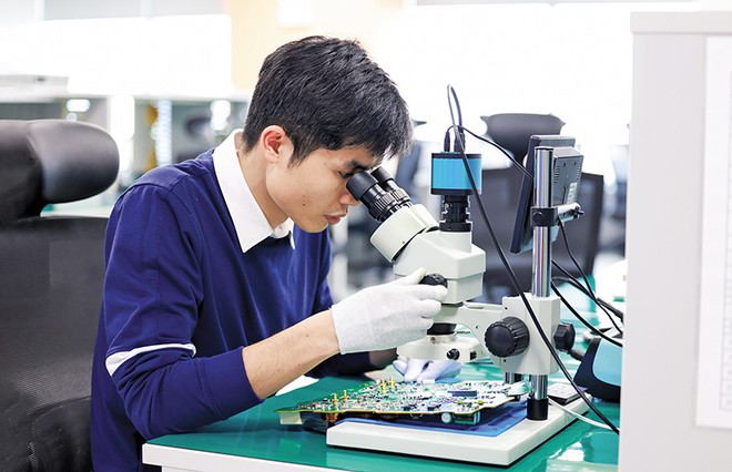 Samsung sẽ tiếp tục gia tăng , tuyển dụng nhân lực cho các hoạt động R&D tại Việt Nam. Trong ảnh: Kỹ sư làm việc tại SRV