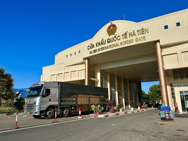 Phương tiện chở hàng hóa thông quan qua cửa khẩu quốc tế Hà Tiên, tỉnh Kiên Giang