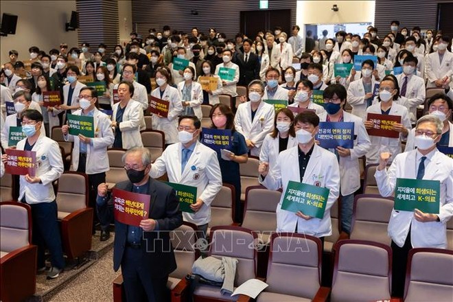Các giáo sư ngành y đình công phản đối kế hoạch cải cách y tế của Chính phủ tại Seoul, ngày 25/3/2024. Ảnh: YONHAP/TTXVN