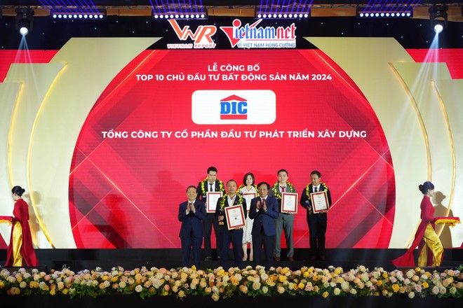 Đại diện Tập đoàn DIC nhận giải thưởng Top 10 Chủ đầu tư Bất động sản năm 2024.