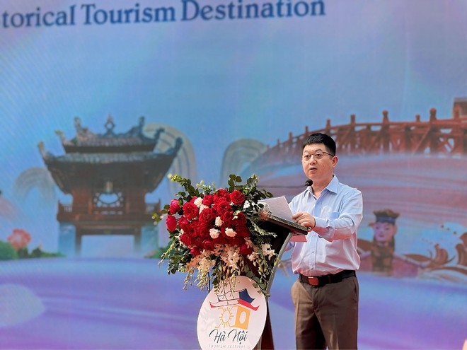 Ông Bùi Duy Quang, Phó giám đốc Trung tâm Xúc tiến Đầu tư, Thương mại, Du lịch Hà Nội phát biểu tại hội nghị. (Ảnh: Nguyễn Linh)