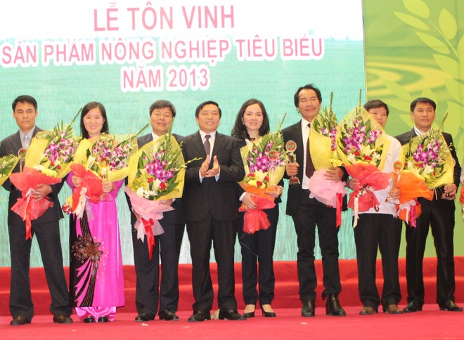 Bà Nguyễn Thị Hiền - Phó Chủ tịch HĐQT PVFCCo (thứ tư từ phải sang) – tham dự Lễ tôn vinh