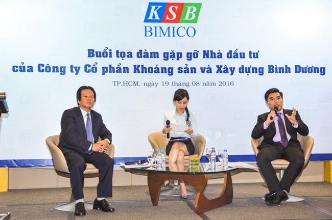 Ông Trần Đình Hải (ngoài cùng bên trái) và ông Phan Tấn Đạt (ngoài cùng bên phải) tại buổi gặp gỡ nhà đầu tư của KSB vào ngày 19/08 vừa qua
