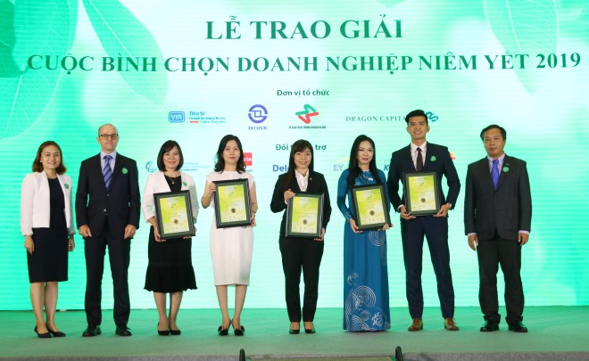 Ông Lê Trọng Minh (ngoài cùng bên phải) trao giải cho các doanh nghiệp đạt giải Phát triển bền vững