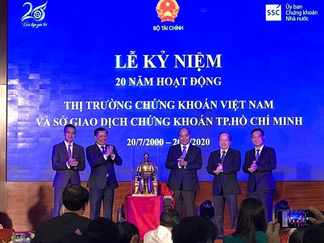 Ông Trần Văn Dũng, Chủ tịch Ủy ban Chứng khoán Nhà nước (ngoài cùng bên phải)