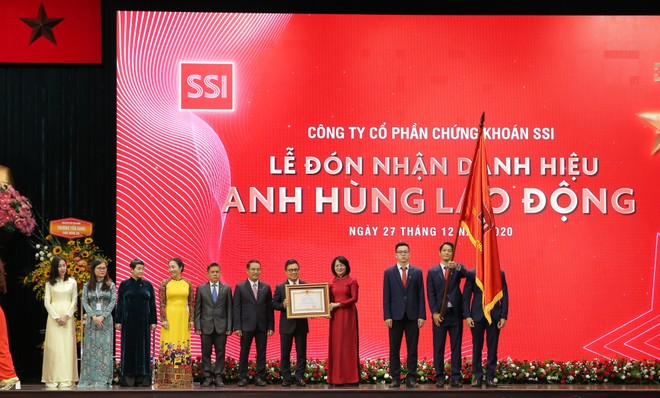 Phó Chủ tịch nước Đặng Thị Ngọc Thịnh trao bằng danh hiệu Anh hùng Lao động thời kỳ đổi mới cho Ban lãnh đạo SSI