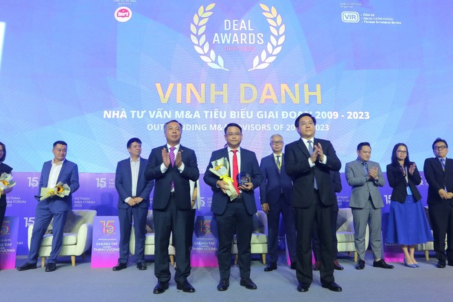 Ông Phạm Tấn Tiến – Giám đốc điều hành Khối Ngân hàng Đầu tư đại diện Rồng Việt nhận giải