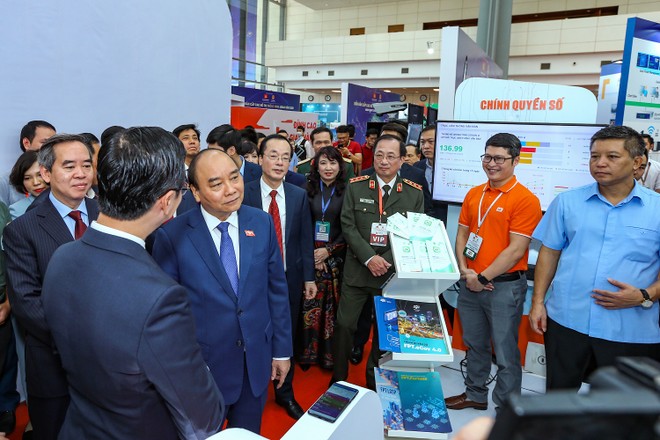 Thủ tướng Chính phủ Nguyễn Xuân Phúc tham quan các giải pháp cho thành phố thông minh.