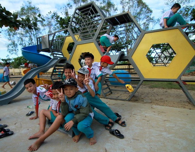 Học sinh vui đùa tại Khu vui chơi trong khuôn viên Trường tiểu học Văn Thanh Tùng