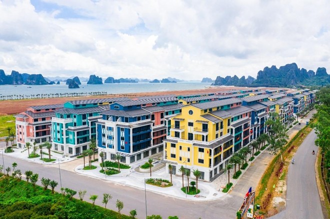 Phân khu Singapore Shoptel thuộc dự án Sonasea Vân Đồn Harbor City nằm giữa đường 334 đang được mở rộng lên 44m và đường bao biển 24m (Đại lộ Orchard)