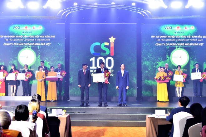 Ông Vũ Duy Vương - Người phụ trách Quản trị công ty đại diện Chứng khoán Bảo Việt nhận giải thưởng
