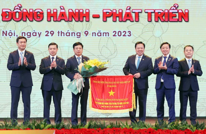 Phó Thủ tướng Trần Hồng Hà thay mặt Chính phủ tặng Cờ Thi đua của Chính phủ cho Ủy ban Quản lý vốn nhà nước tại doanh nghiệp.