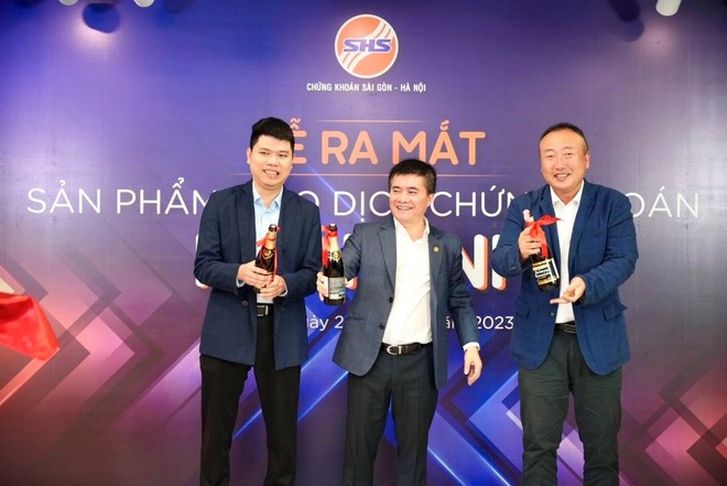 Ông Vũ Đức Tiến, thành viên HĐQT kiêm Tổng giám đốc SHS (đứng giữa) cùng đối tác phát triển phần mềm Lotte-HPT Việt Nam và FTL Việt Nam chúc mừng Lễ ra mắt 
