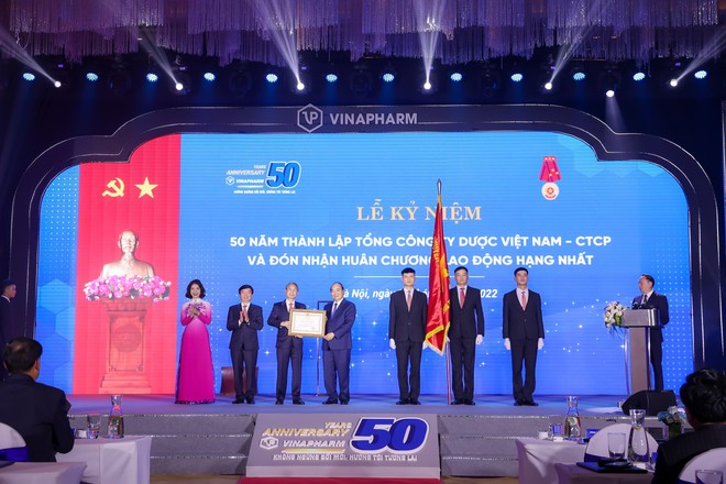 Tổng công ty Dược Việt Nam (DVN) được trao tặng huân chương Lao động hạng Nhất