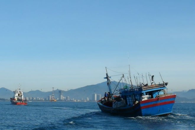 Tàu cá được lai dắt về Cảng Nha Trang