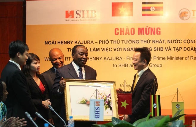 Ông Đỗ Quang Hiển – Chủ tịch HĐQT SHB tặng quà lưu niệm cho ông Henry Kajura – Phó Thủ tướng Thứ nhất Nước Cộng hòa Uganda