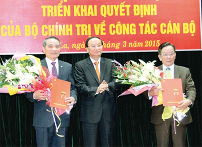 Đồng chí Tô Huy Rứa trao Quyết định và tặng hoa chúc mừng đồng chí Trương Quang Nghĩa và đồng chí Hoàng Văn Chất. Ảnh Báo Sơn La
