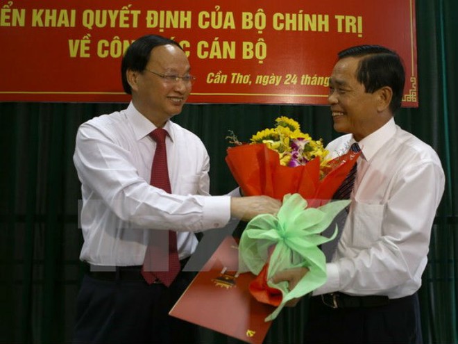 Trưởng ban Tổ chức Trung ương Tô Huy Rứa trao quyết định của Bộ chính trị cho ông Võ Minh Chiến 