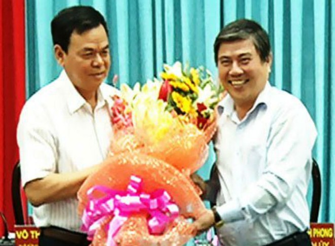 Đồng chí Nguyễn Thành Phong (bên phải) tặng hoa chúc mừng đồng chí Võ Thành Hạo