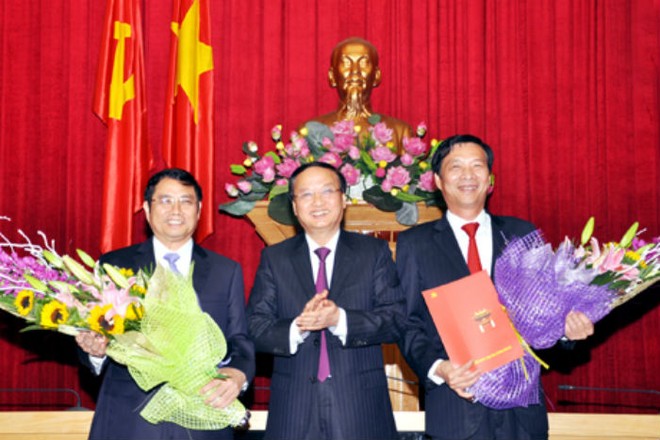 Đồng chí Tô Huy Rứa chúc mừng các đồng chí Phạm Minh Chính và Nguyễn Văn Đọc
