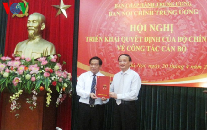 Đồng chí Tô Huy Rứa trao quyết định cho đồng chí Hà Ngọc Chiến