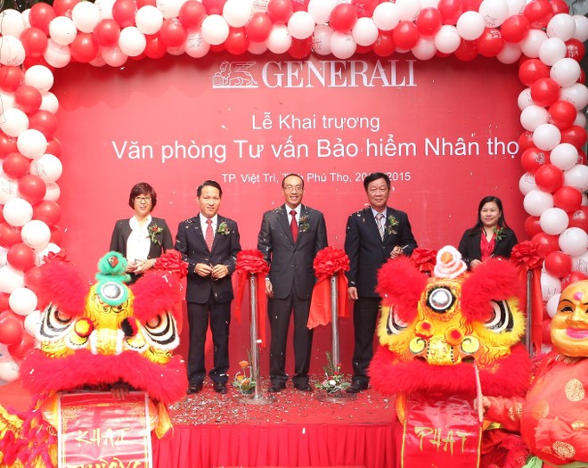 Ông Chung Bá Phương (đứng giữa), Tổng giám đốc Generali Việt Nam cắt băng khánh thành văn phòng Phú Thọ