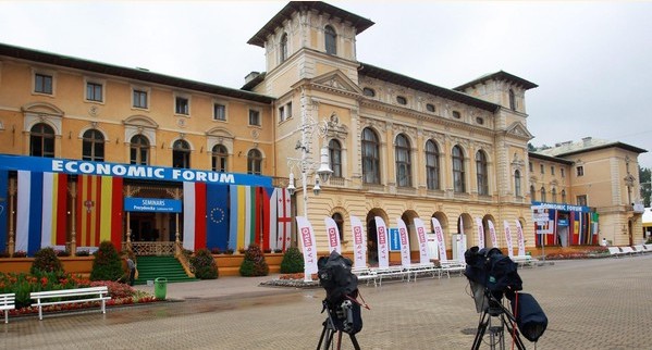 Tại Diễn đàn kinh tế lần thứ 24 ở Krynica-Zdroj, Nam Ba Lan, chủ đề tranh luận lớn nhất là Ukraine