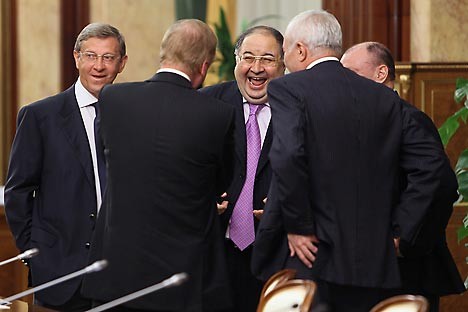 Ông Vladimir Yevtushenkov, ngoài cùng bên trái, người vừa bị quản thúc tại gia
