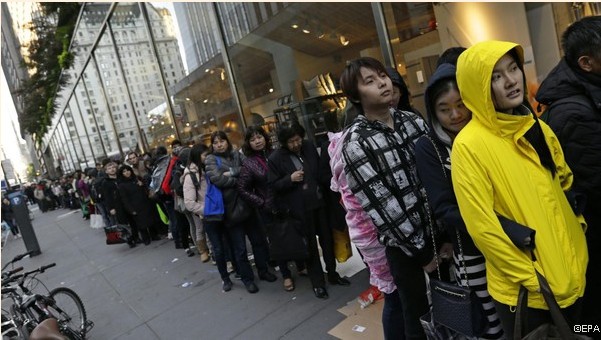 Dòng người xếp hàng mua iPhone 6 ở New York
