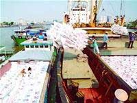 Bốc dỡ gạo xuất khẩu tại cảng. Năm 2008, nước ta sẽ đặt trọng tâm vào việc tăng chất lượng hàng nông sản thay vì số lượng.